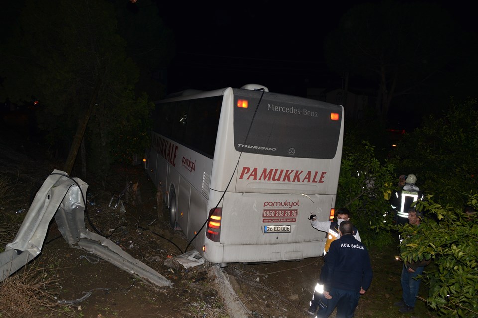 Manisa'da yolcu otobüsü ile kamyonet çarpıştı: 7 yaralı - 1