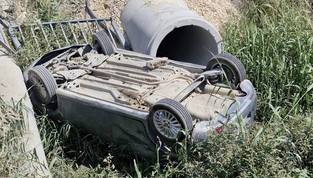 Pikapla çarpıştı, kanala devrildi