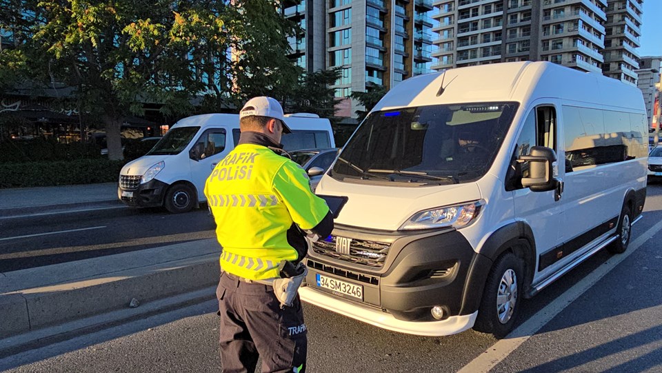 İstanbul’un üç ilçesinde çakar ve emniyet şeridi denetimi - 1