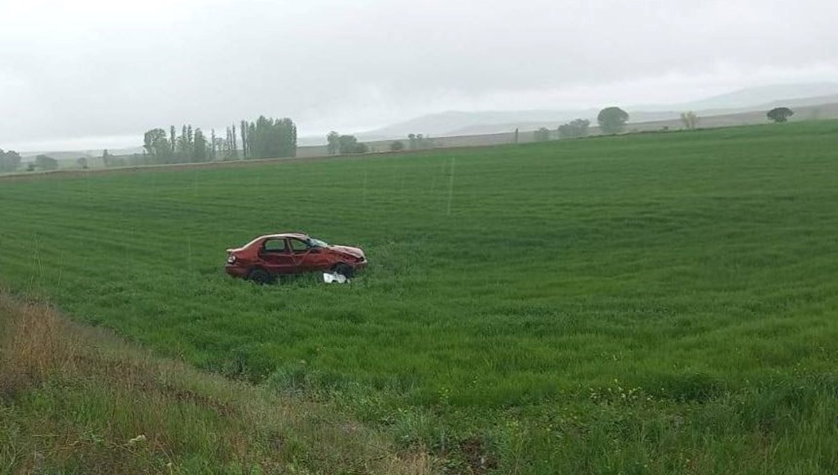 Sivas'ta otomobil şarampole devrildi: 2 ölü, 5 yaralı