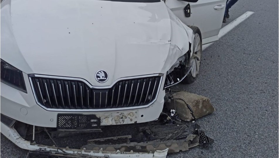 Otomobilin refüje çarpması sonucu 2 kişi yaralandı