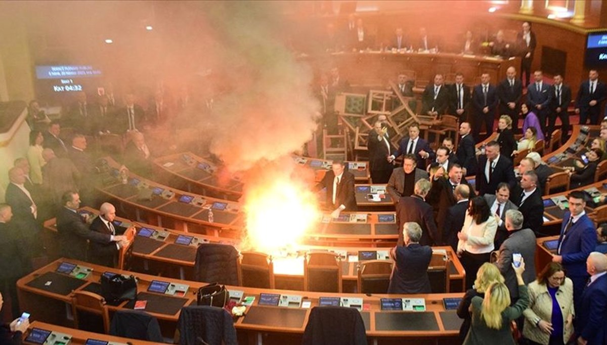 Arnavutluk Meclisi'nde gerginlik: Muhalif vekiller sis bombası attı Arnavutluk Meclisi'nde gerginlik: Muhalif vekiller sis bombası attı