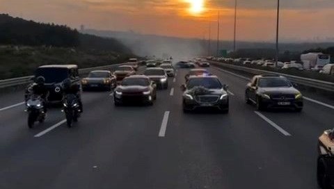 İstanbul’da TEM’i birbirine kattılar: Çakarlı gelin arabası yolu kesti, lüks otomobiller drift attı