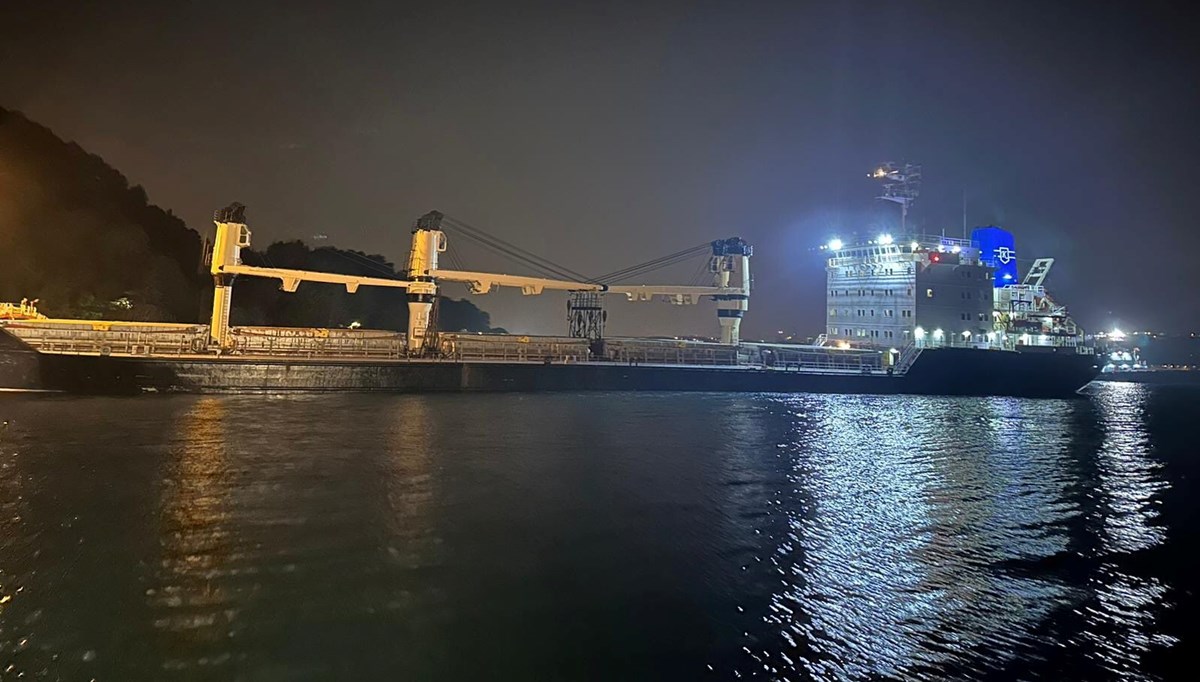 Yük gemisi İstanbul Boğazı'nda karaya oturdu Yük gemisi İstanbul Boğazı'nda karaya oturdu