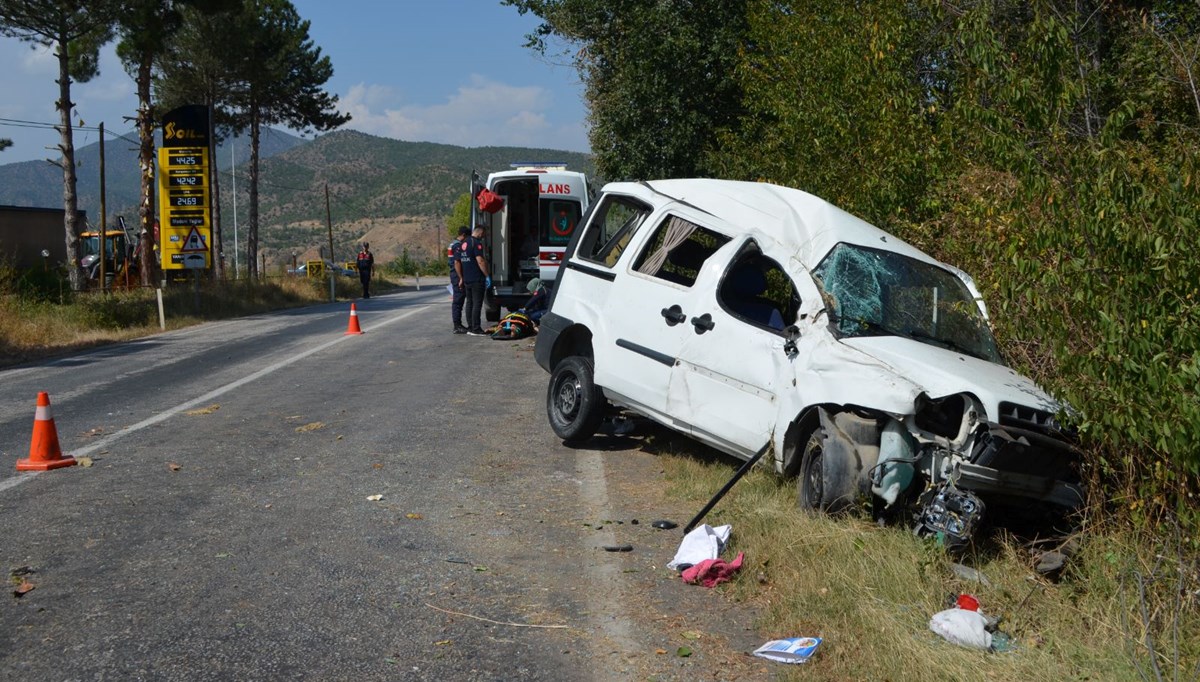 Çorum'da hafif ticari araç devrildi: 4 yaralı