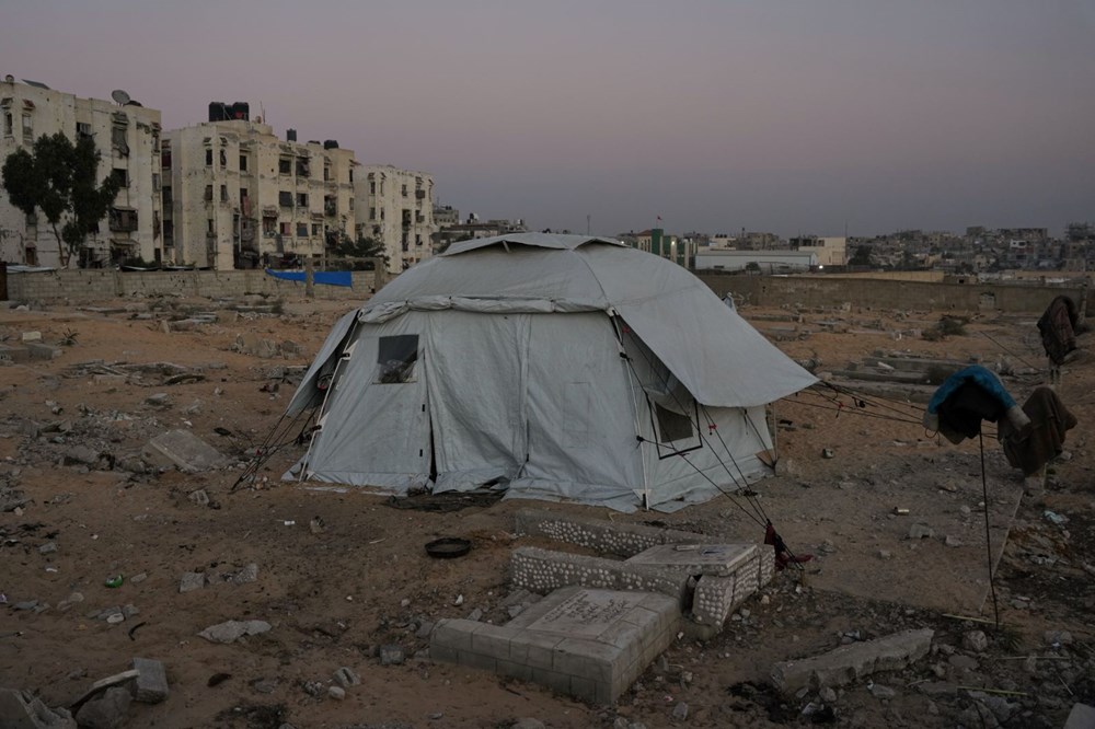 Ölülerin arasında yaşam: Mezar taşları oturak oldu - 5