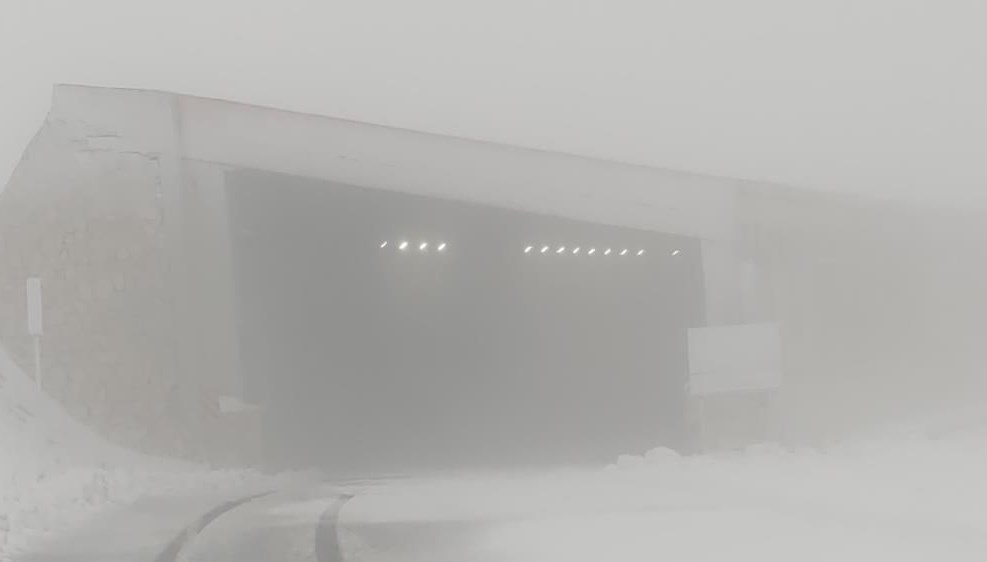 Mevsimin ilk kar yağışı düştü: Ekipler tuzlama yapıyor