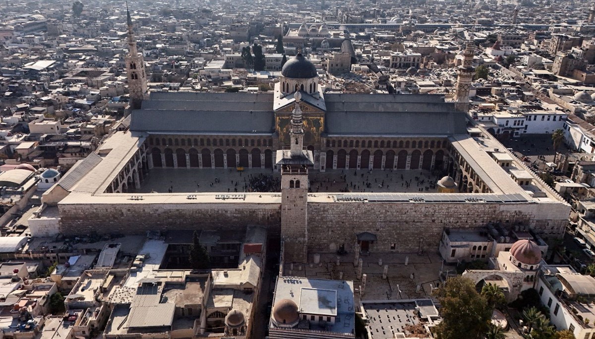 Esad sonrası ilk cuma namazı: Suriyeliler Emevi Camii'ne akın etti