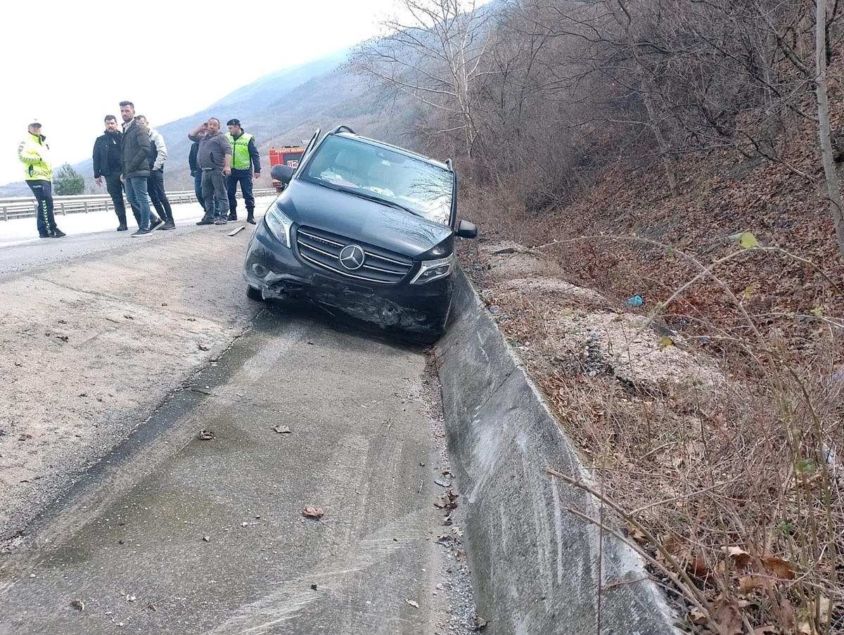 BBP lideri Mustafa Destici’nin makam aracı kaza yaptı: 4 yaralı
