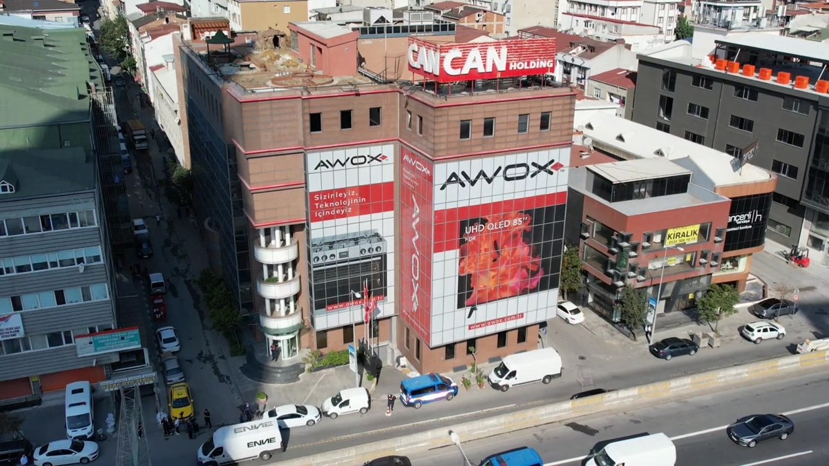 Arama yapılan noktalardan bir diğeri ise holding binası oldu. Sabah saatlerinde binaya gelen ekipler, binada arama yaptı.