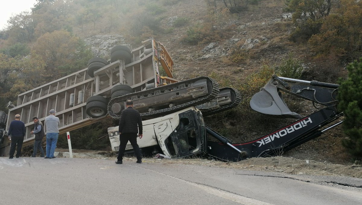 İş makinesi taşıyan TIR devrildi, 2 kişi öldü