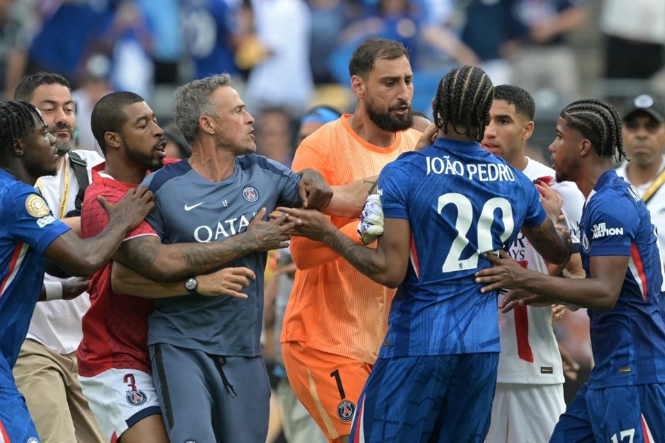 Chaos broke out at the end of the grand final: Coach punches player - 1