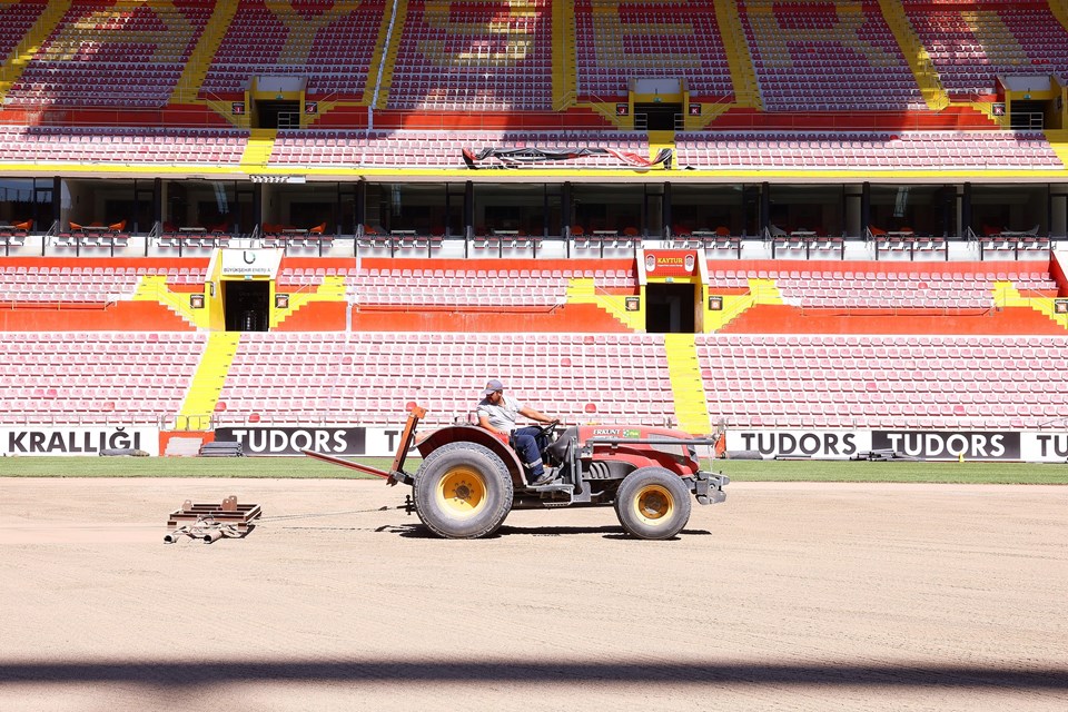 Kayserispor'un stadına UEFA ve FIFA standartlarına uygun çim serimi yapılıyor - 1