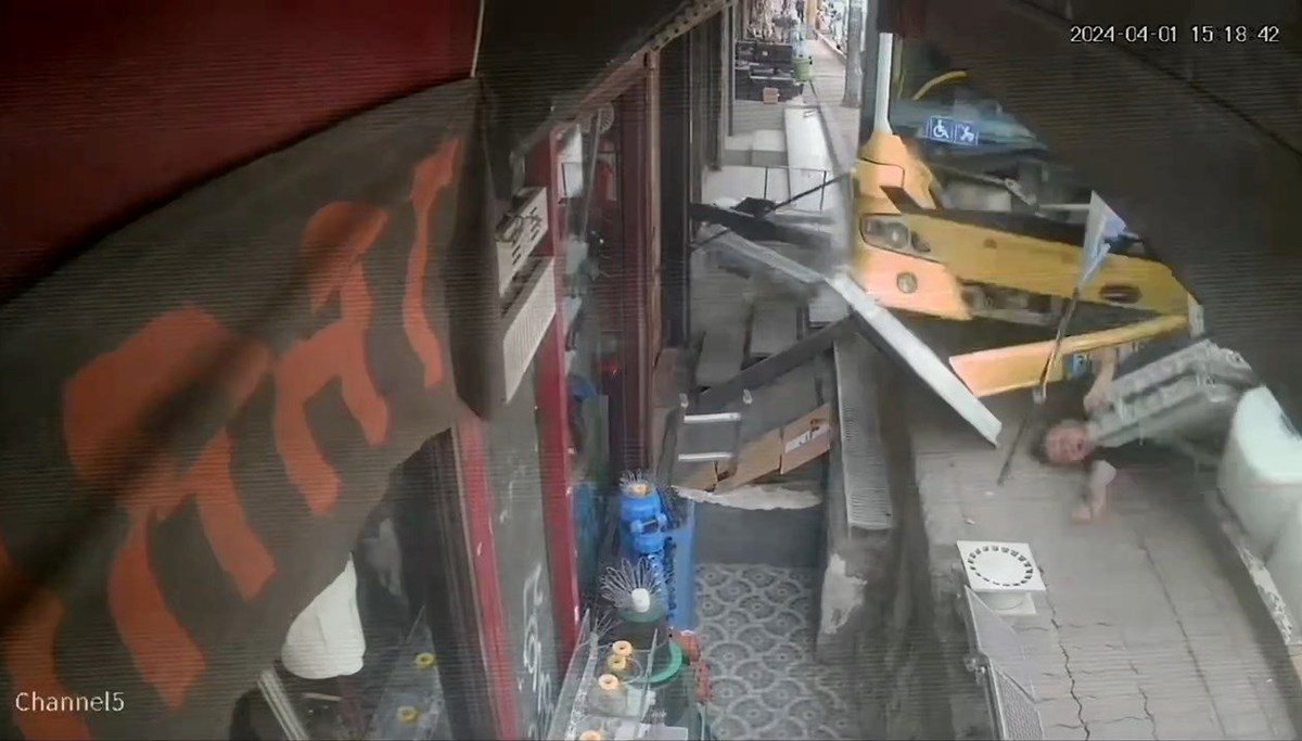İETT otobüsü kaldırımdaki yayalara çarptı İETT otobüsü kaldırımdaki yayalara çarptı