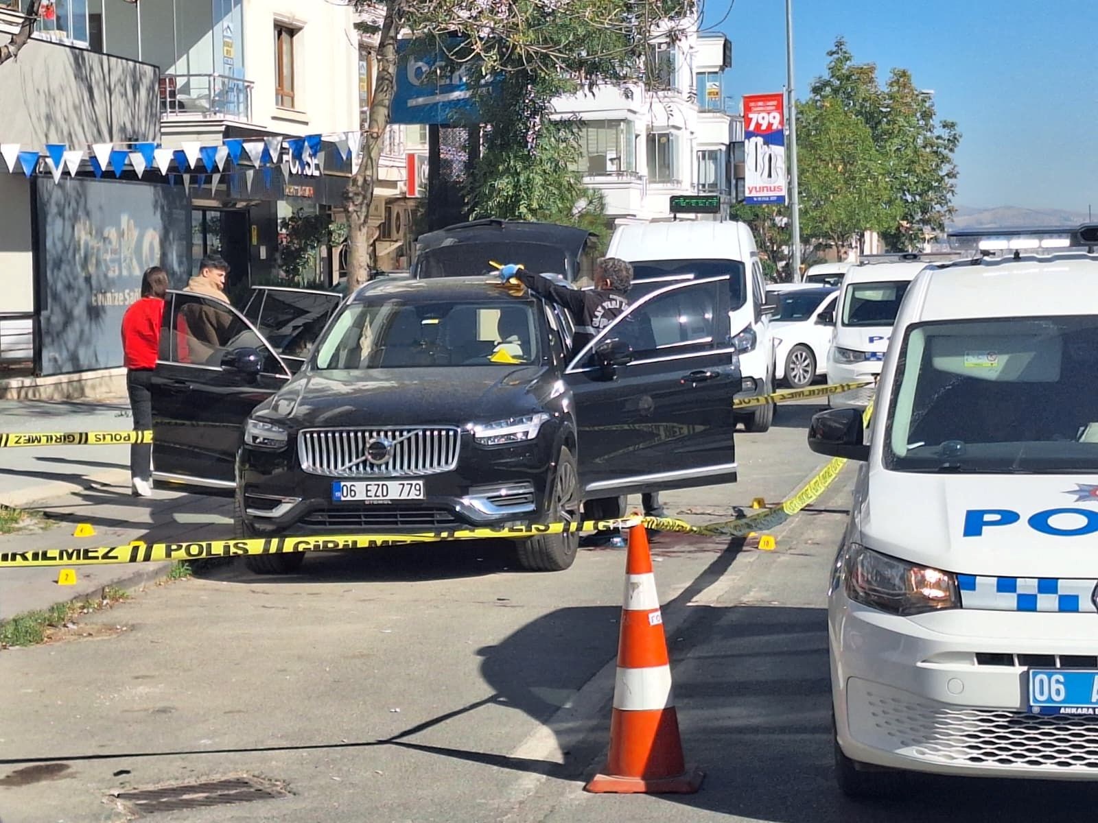 Z.Ş., tartışmanın b&uuml;y&uuml;mesi &uuml;zerine yanında bulunan tabanca ile patronu Z.E.'ye ateş etti.
&Ccedil;evredekilerin haber vermesi &uuml;zerine olay yerine polis ve sağlık ekipleri sevk edildi.
Bacağından vurulan Z.E., ilk m&uuml;dahalesi sonrası ambulansla hastaneye kaldırıldı.