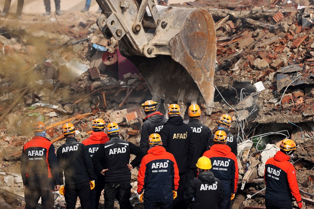 Konya'da 4 katlı bina çöktü: İki kişi yaşamını yitirdi, üç kişi sağ kurtarıldı - 1