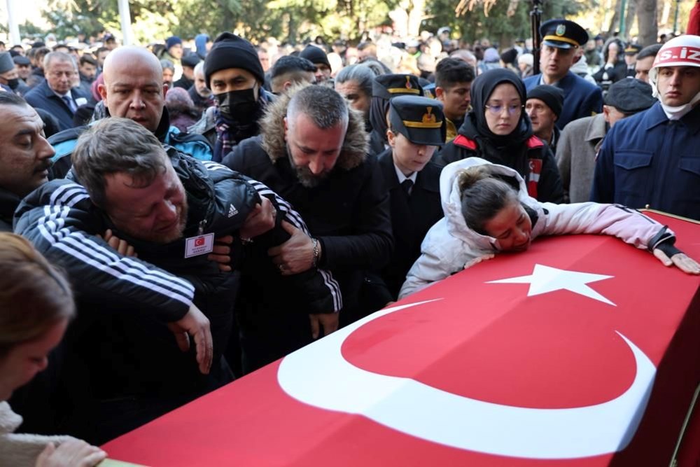 Türkiye şehitlerini uğurladı | Irak’ın kuzeyinde şehit düşen
askerlere gözyaşlarıyla veda - 13