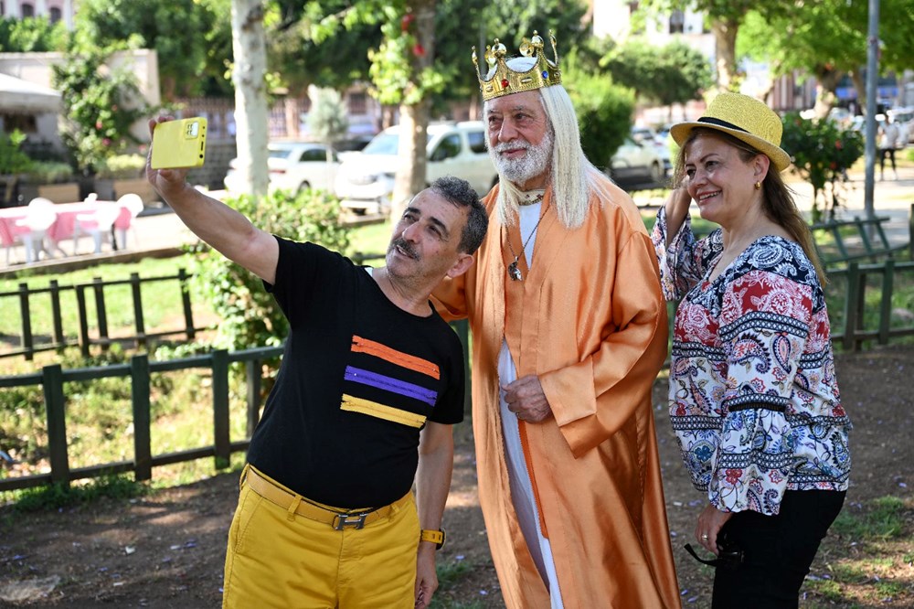 "Adana Kralı" sokaklarda gönüllü olarak şehri tanıtıyor - 16