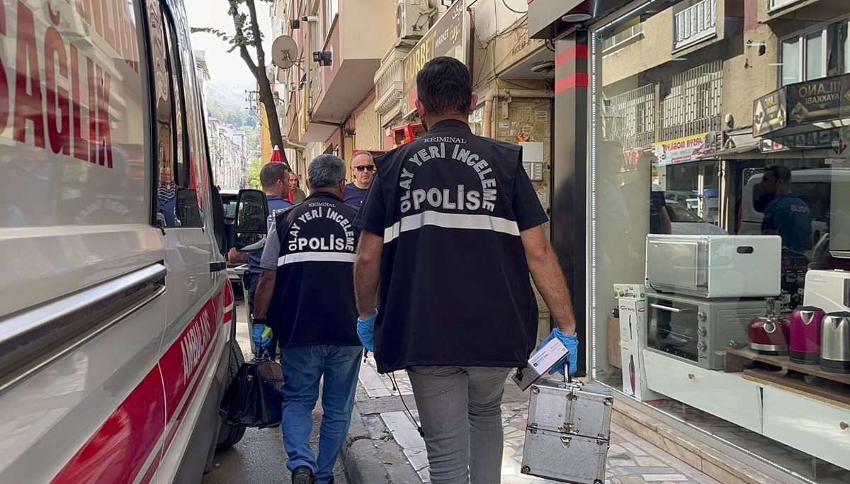 Tartıştığı sevgilisini 10 yaşındaki kızının gözü önünde öldürüp, intihar etti Tartıştığı sevgilisini 10 yaşındaki kızının gözü önünde öldürüp, intihar etti