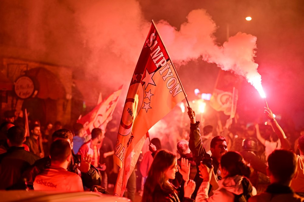 Galatasaray taraftarı sokağa döküldü - 2