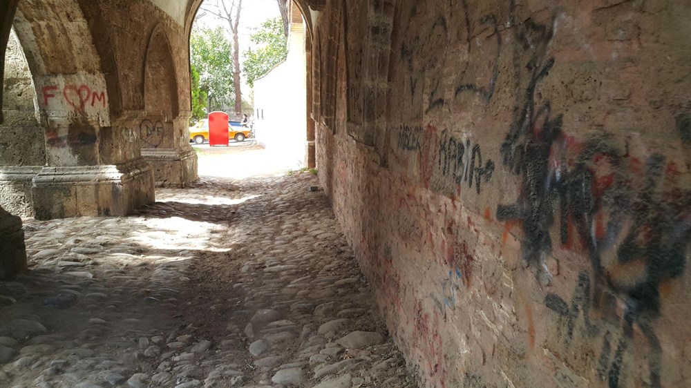 Tarihi Cihanoğlu Külliyesi'nin duvarlarına yazı yazılmasına tepki - 10