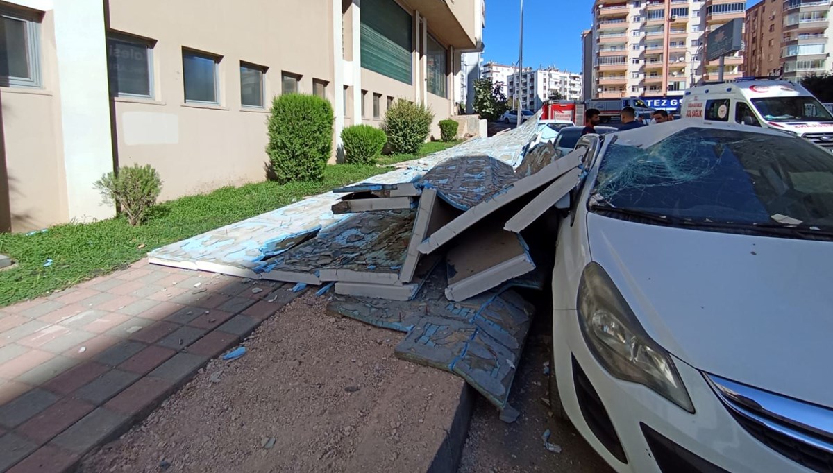 İş yerinin dış cephe kaplaması park halindeki otomobillerin üzerine düştü