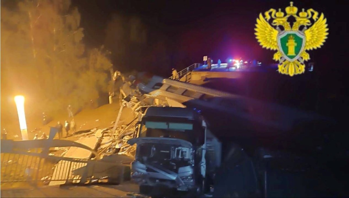 Rusya'da köprü trenin üzerine çöktü