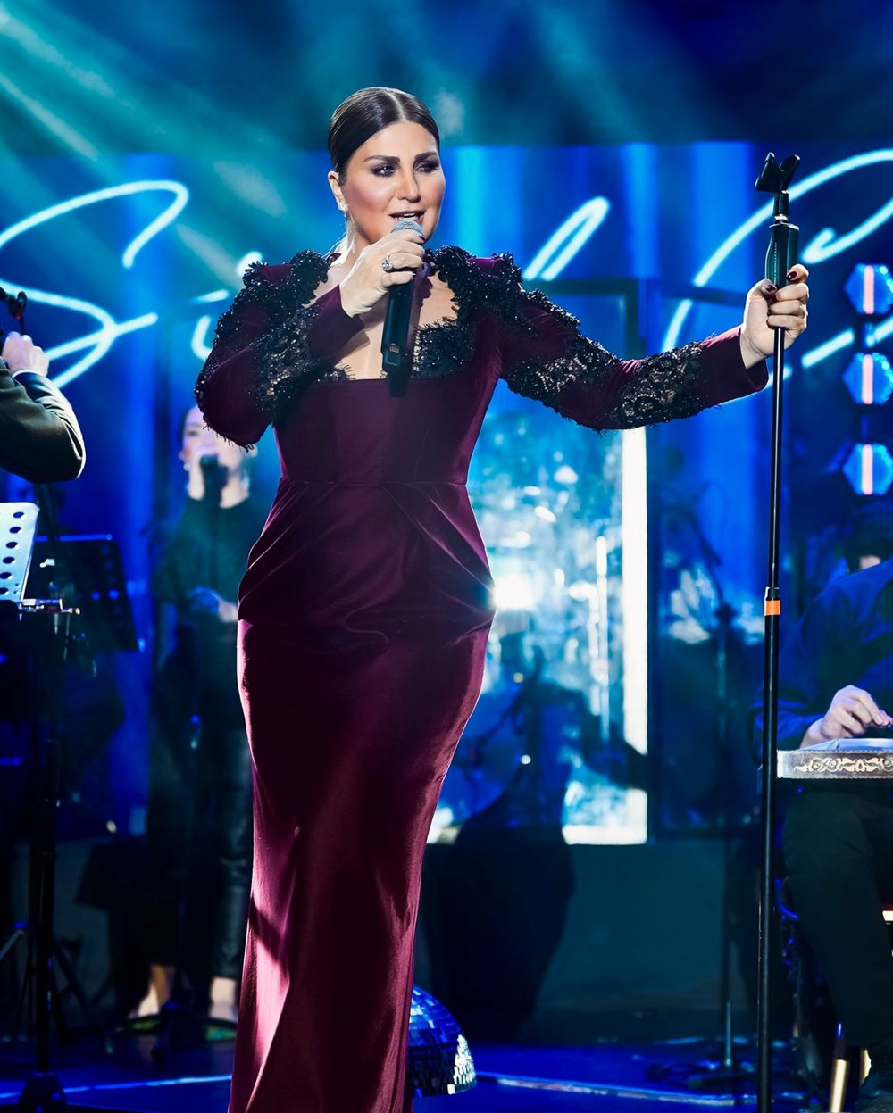 Afra Saraçoğlu'ndan yeni imaj: Sarışın oldu (Ünlülerin değişimi) 99 2cBzm2VSOUSjslPc2IQ0ig