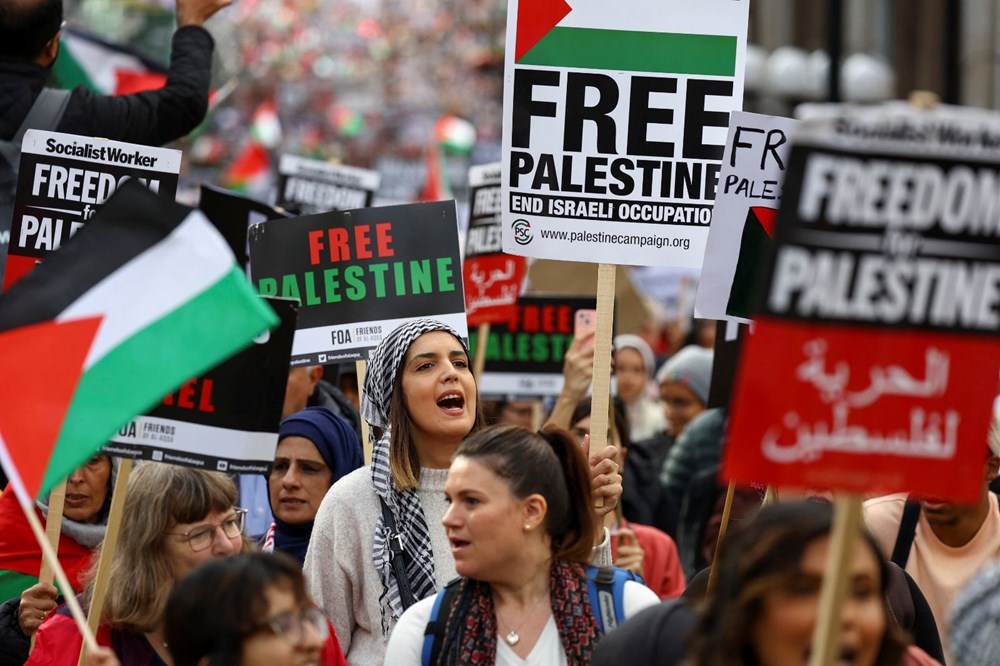 İngiltere'de Filistin ile dayanışma yürüyüşü: Binlerce kişi savaşın sona ermesi çağrısı yaptı - 10
