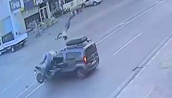 Elazığ'da motosiklet, hafif ticari araca çarptı