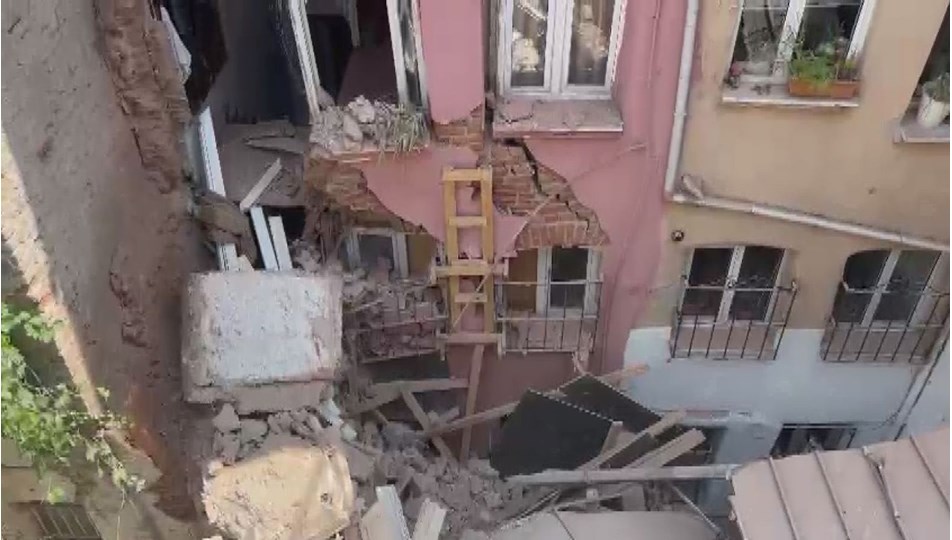 İstanbul'da üç katlı binanın balkonu çöktü