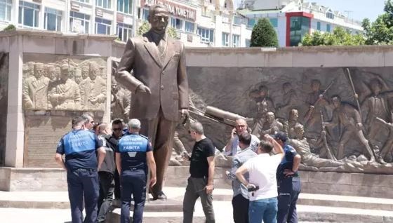 Atatürk anıtına saldıran dayı ile yeğeninin cezaları onandı