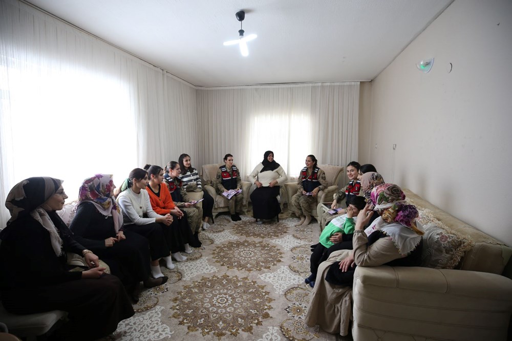 Kadın komutanlar köy köy gezdi! Kadınlara KADES'i anlattı - 2