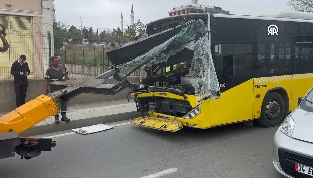 İETT otobüsleri kafa kafaya çarpıştı: Yaralılar var