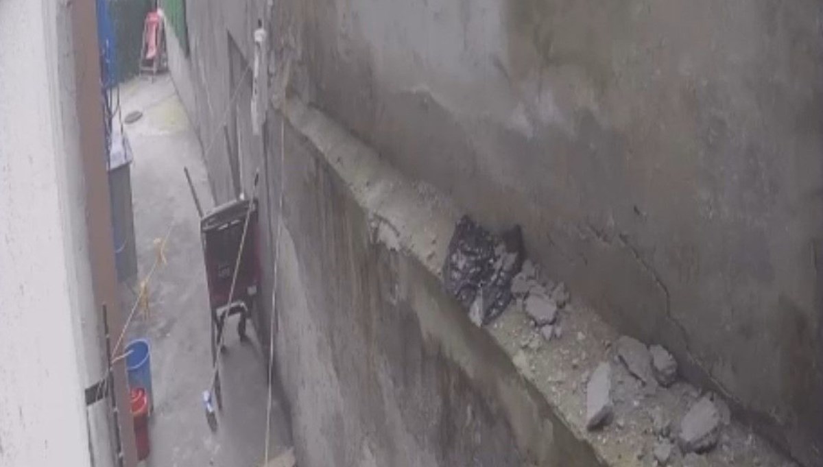 İstanbul'da korku dolu anlar: Kepçenin vurduğu duvar yerle bir oldu İstanbul'da korku dolu anlar: Kepçenin vurduğu duvar yerle bir oldu