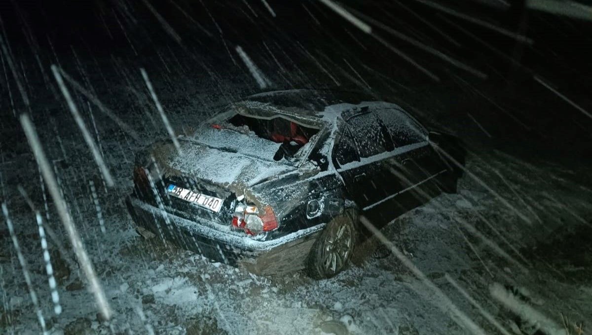 Sivas'ta otomobil devrildi: 3 yaralı Sivas'ta otomobil devrildi: 3 yaralı