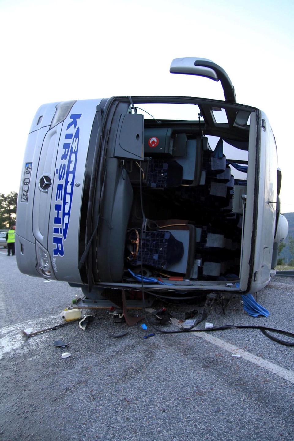 Antalya'da yolcu otobüsü devrildi - 1