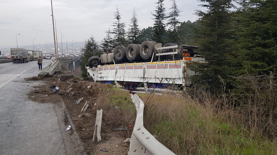 TEM'de zincirleme kaza: 11 kişi yaralandı - 1