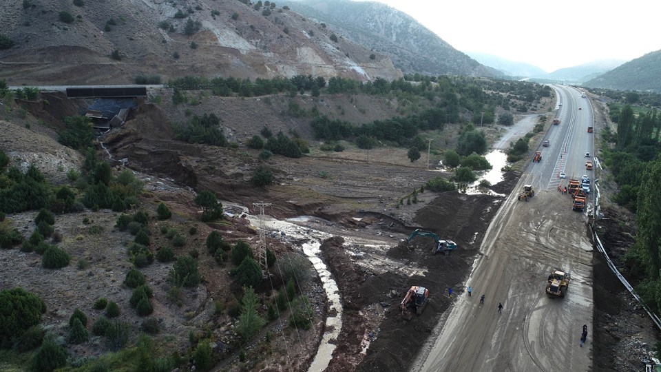 Sivas'ta HES kanalı patladı: 2 araç suya kapıldı, 6 kişi kurtarıldı - 2