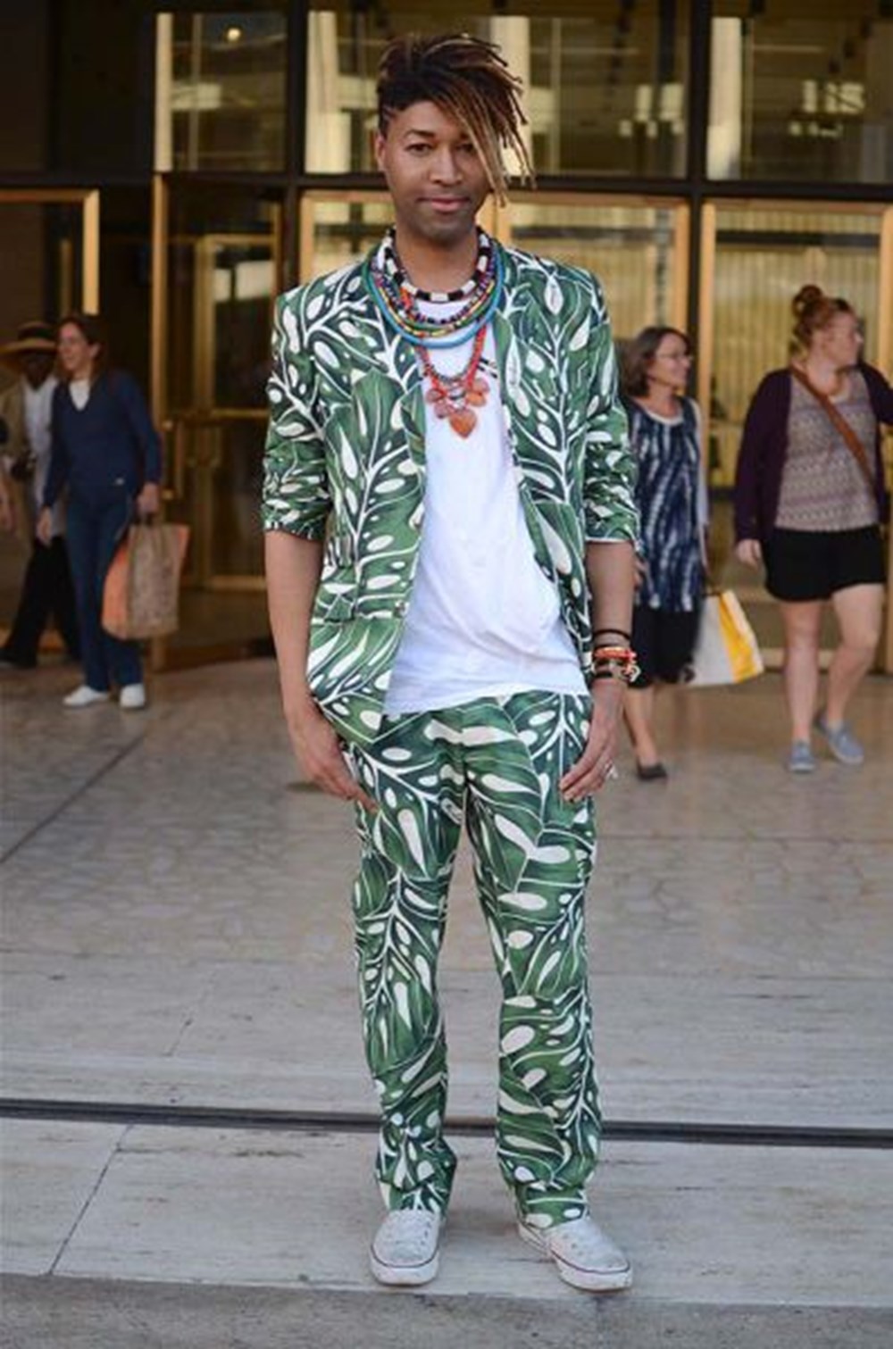 Вивьен вествуд штаны. Современная мода. Сумасшедшие наряды. Килты на модном показе. Весь какой то он моднявый.