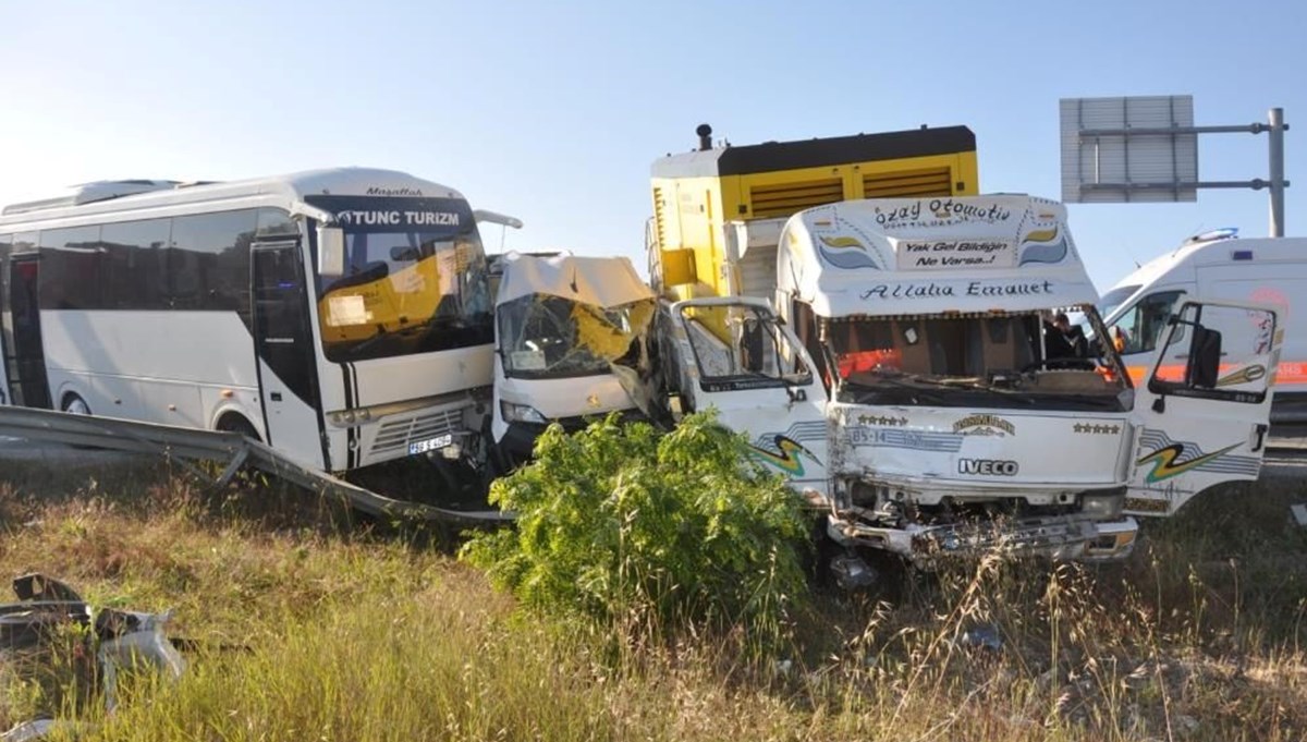 Tekirdağ’da işçi servislerine kamyonet çarptı: 18 yaralı