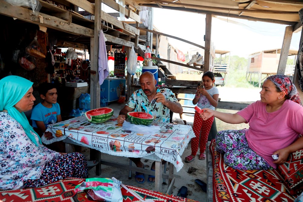 5 yıldızlı otellerin yanındaki “Çardakkondular” kent olma yolunda | Barakalara güneş panelleri bağlandı, kendi marketi de var - 9