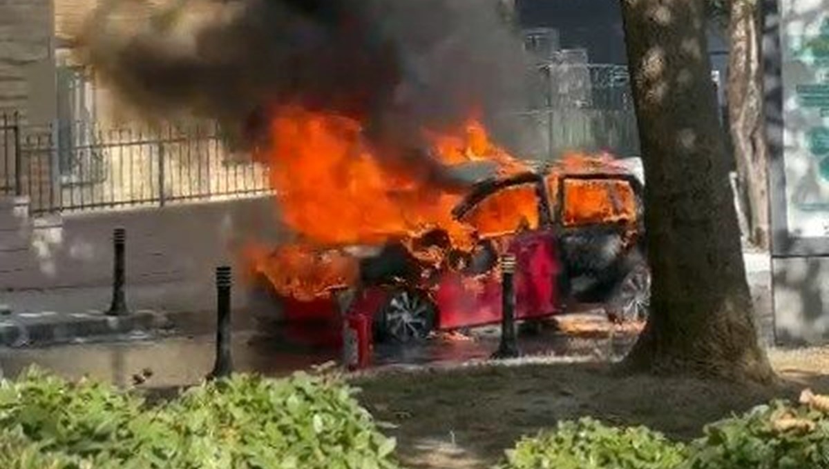 Levent’te yangın paniği: Otomobil alev topuna döndü Levent’te yangın paniği: Otomobil alev topuna döndü