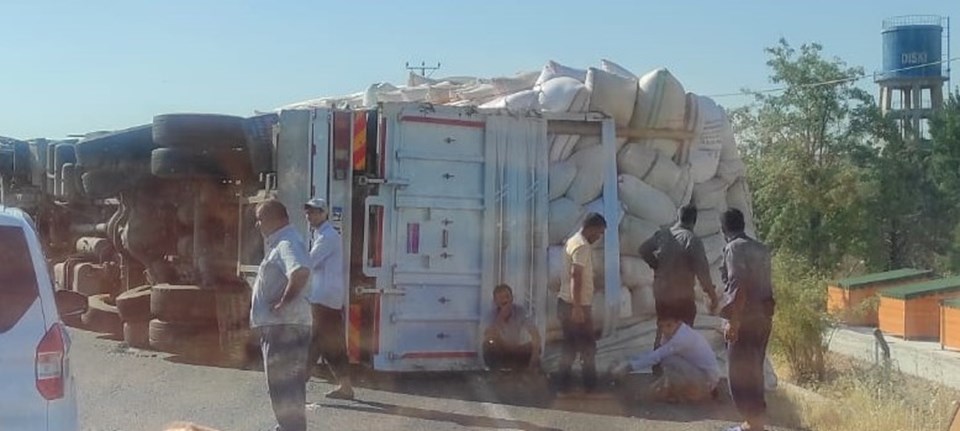 Diyarbakır'da saman yüklü kamyon devrildi: 2 yaralı - 1
