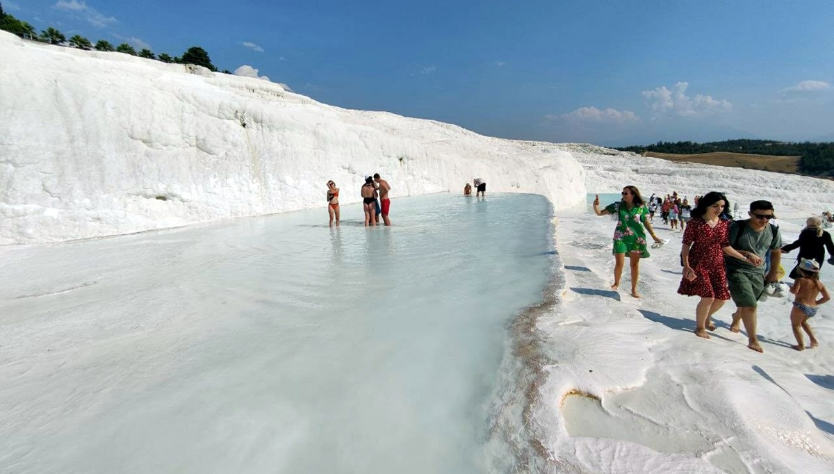'Beyaz cennet' Pamukkale'ye sonbaharda da turist akını