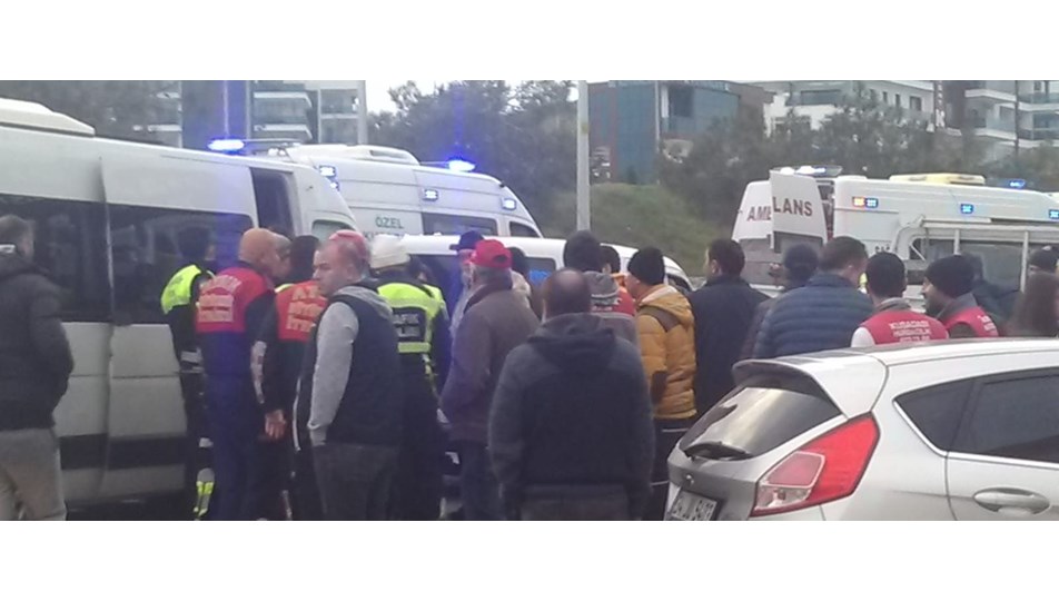 Kamyonet öğrenci servisine çarptı