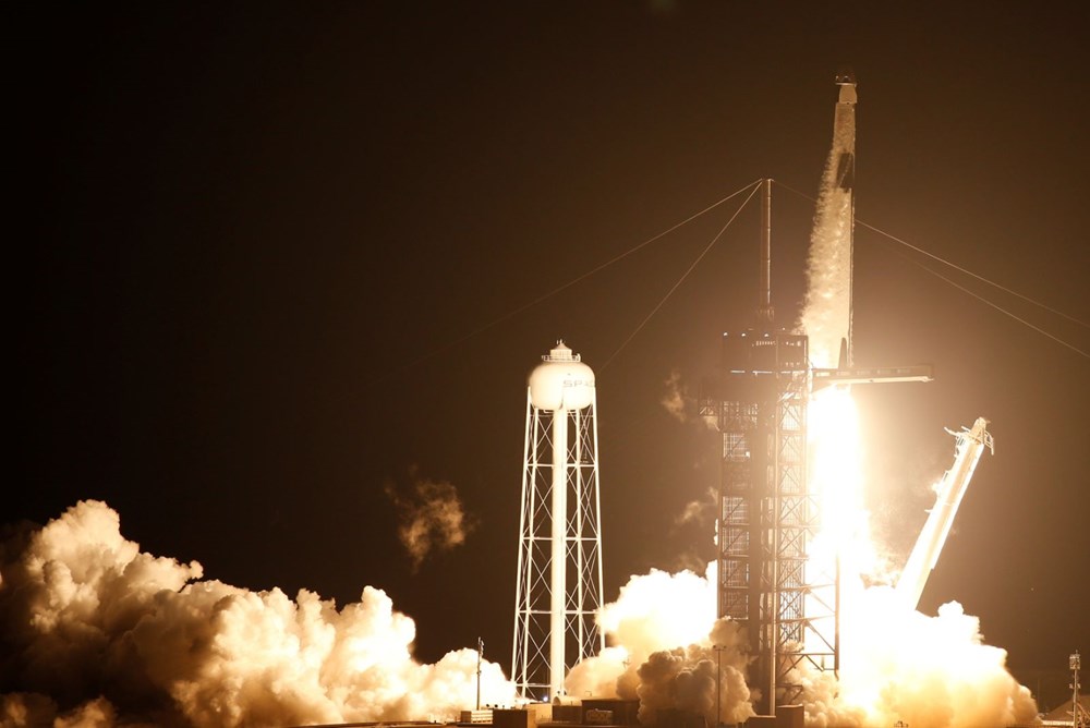 SpaceX ve NASA'dan uzaya ilk "operasyonel" mürettebatlı uçuş - 1
