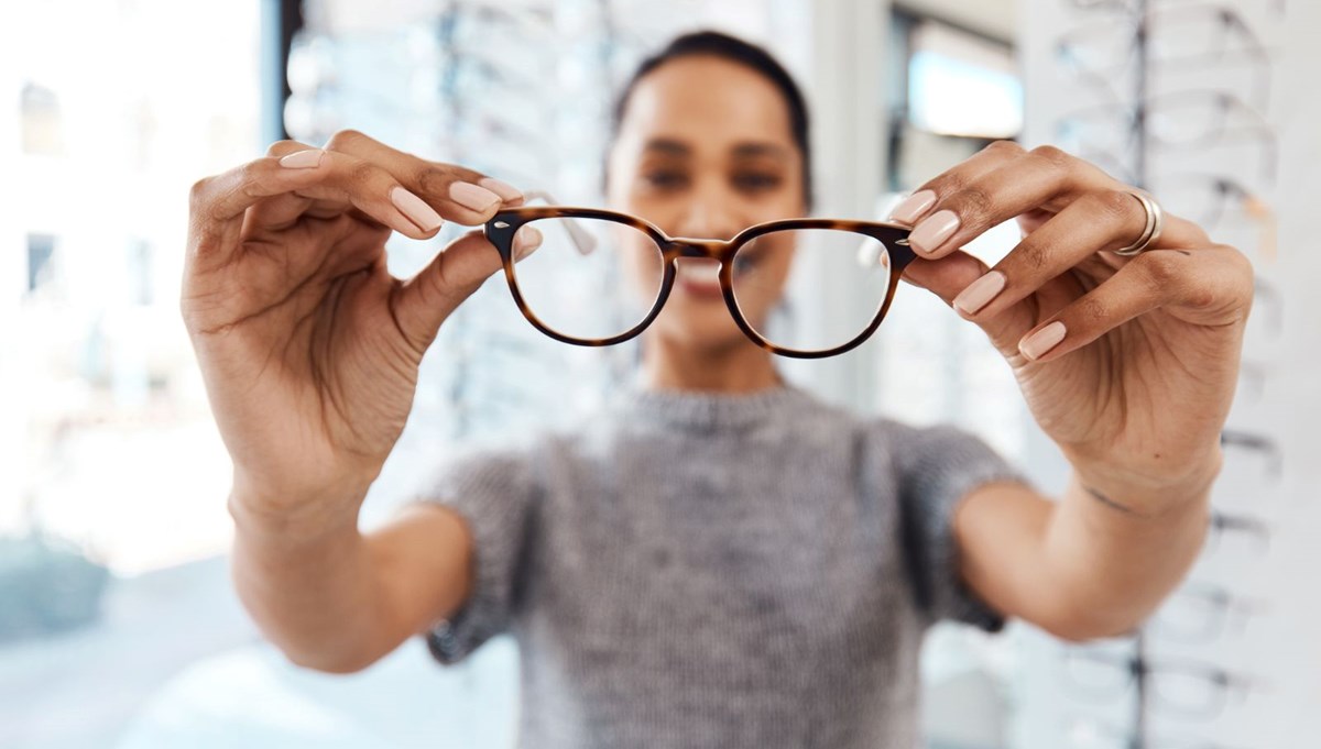 Araştırma sonuçlandı: Gözlük insanları daha zeki ve çekici göstermiyor