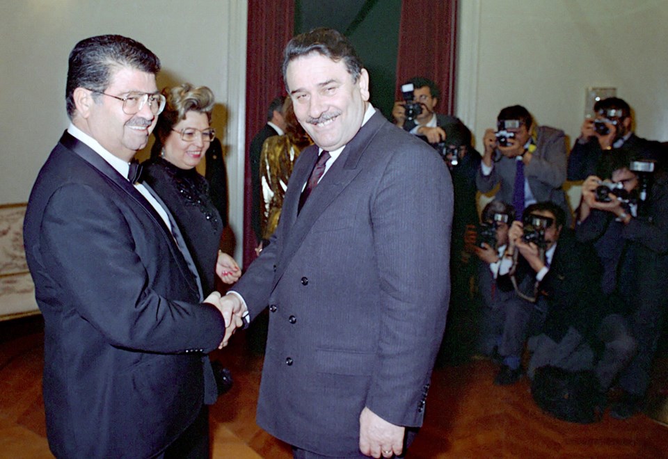 8 Ocak 1990'da Cumhurbaşkanı Özal (solda) ve eşi Semra Özal, yeni yıl dolayısıyla resepsiyon verdi. Resepsiyona, Başbakan Akbulut (sağda) katıldı. (Arşiv)