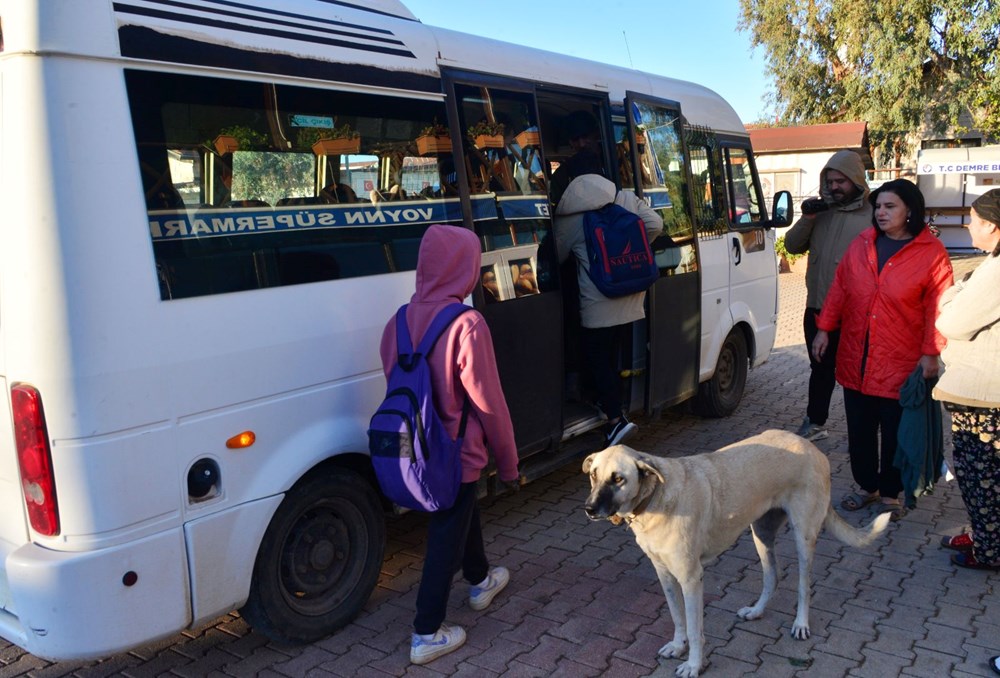Eğitim için 5 kilometrelik yolculuk: Okula gitmek için tekneyle denizi geçiyorlar - 4